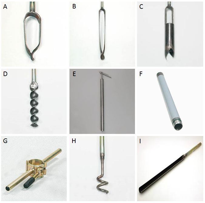  Boormateriaal (A = edelmanboor, B = smalle edelmanboor, C = riversideboor, D = spiraalboor, E = pulsboor, F = verbuizing, G = Klem voor verbuizing, H = keienvanger, I = gutsboor)