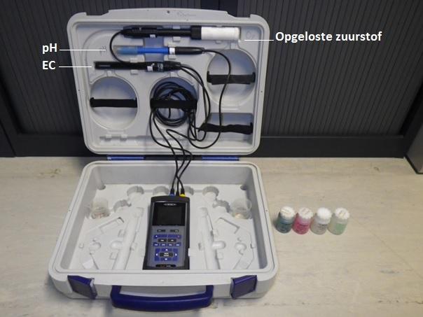 Digitale veldmeter type WTW Multi 3430, met zuurstof-, zuurtegraad- en geleidbaarheidselektrode en bijhorende buffer- en kalibratievloeistoffen.